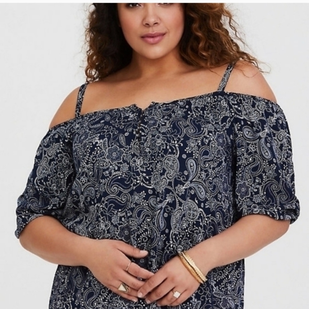 Torrid EUC Size 3 Navy Blue White Paisley 3/4 Sleeves Challis Cold Shoulder Top